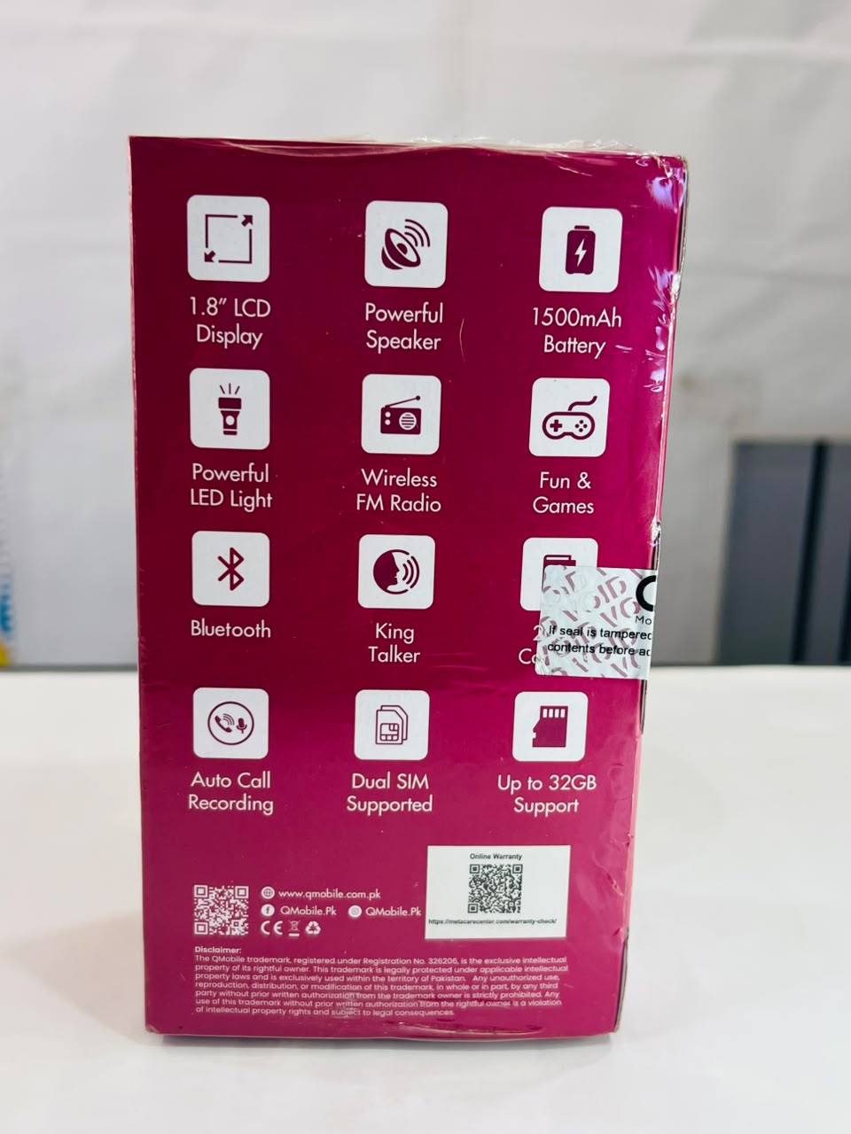Q2165 Keypad Mobile Phone with FM Radio and Classic Easy-to-Use Design