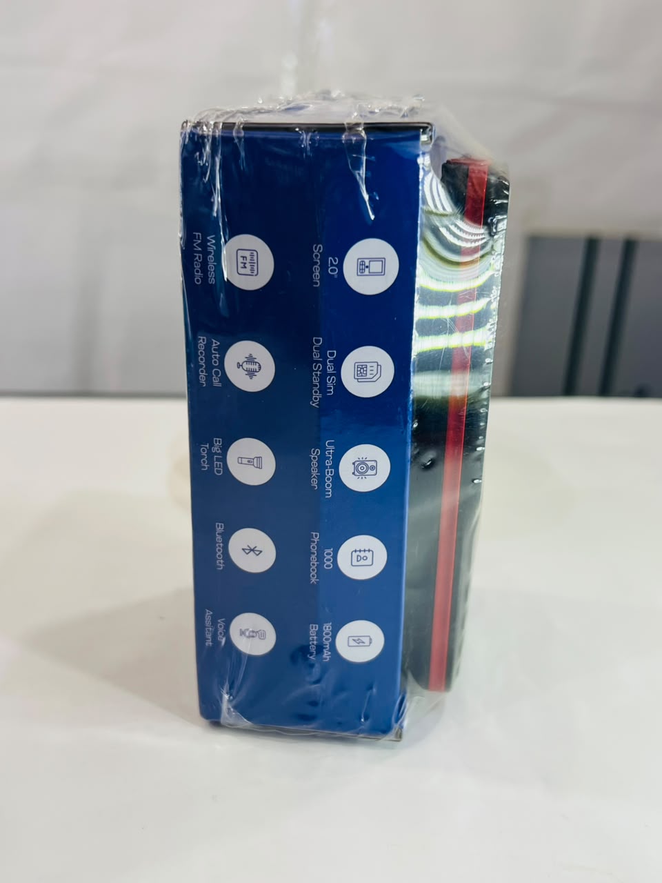 Classic Keypad Mobile Phone with Compact Design and Easy-to-Use Buttons